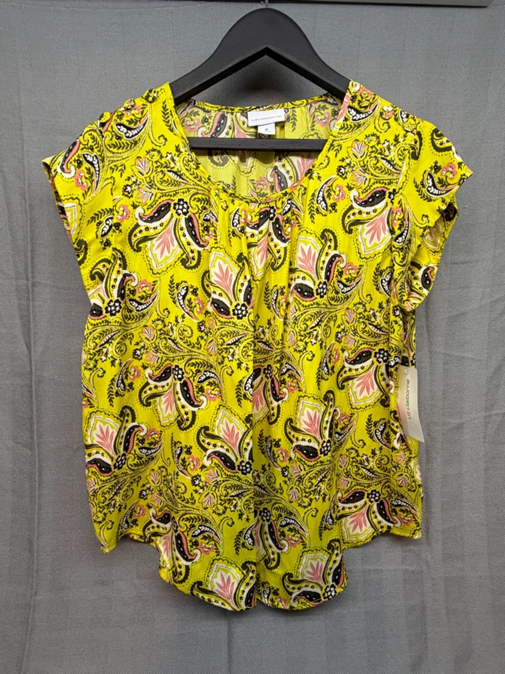 NWT Liz Claiborne women’s size M blouse color is celery paisley sleeveless
